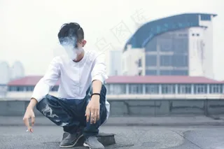 男人孤独吸烟的图片