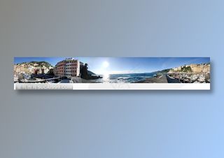 蓝天白云下的海平面升起的太阳和渔港码头城市