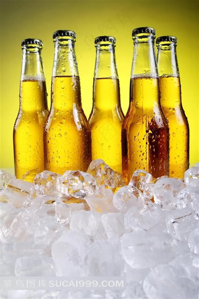 冰镇的啤酒特写