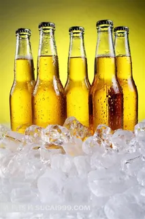 冰镇的啤酒特写
