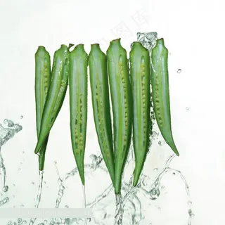 高清动态摄影素材落入水中的黄蔬菜