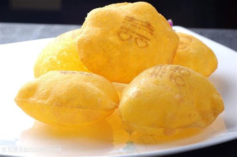 小吃玉米饼的美食图片