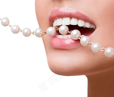 嘴巴里含着珍珠项链的美女高清图片
