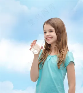 正在喝水的小女孩 正在喝水的小女孩