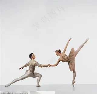 舞蹈动作-外国双人芭蕾舞做弓箭步的男舞伴托起脚尖踮起的美女