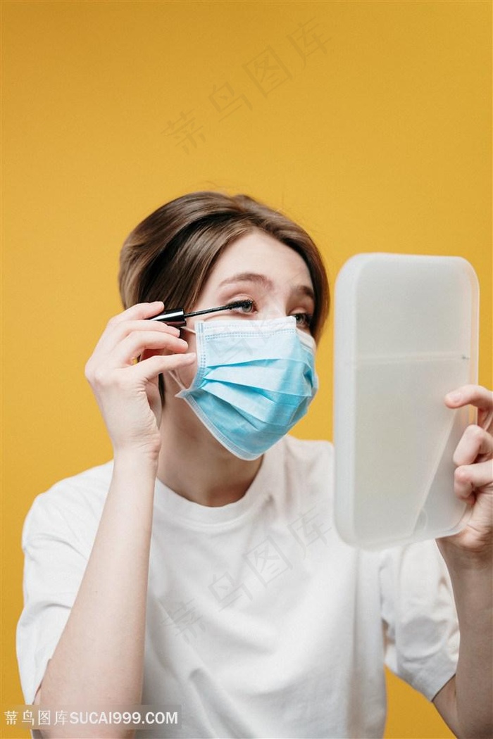 戴口罩刷睫毛膏图片