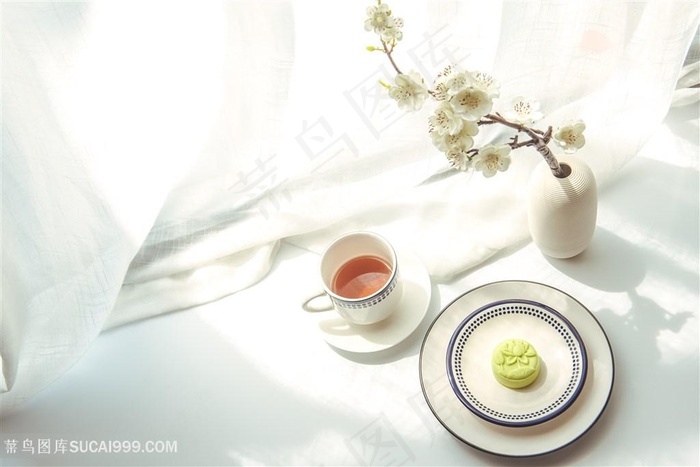 咖啡花瓶月饼放在桌上