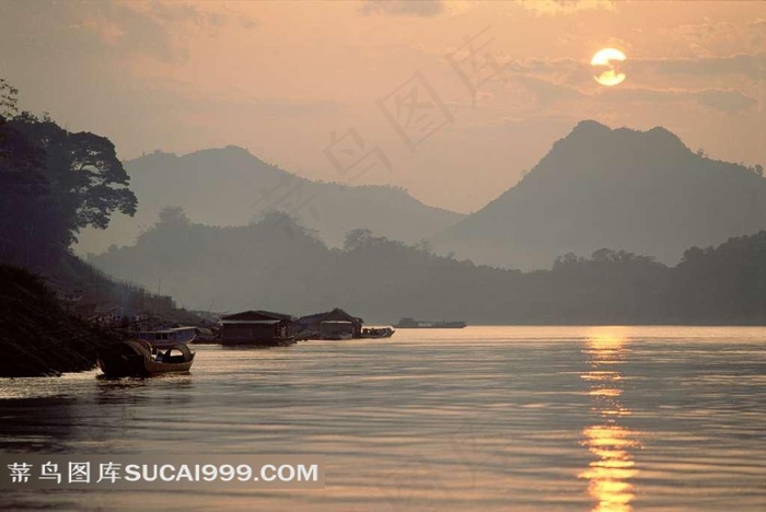 山水剪影阳光照耀下的晨昏湖畔