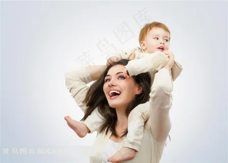 母亲和婴儿系列 - 举起宝宝的幸福母亲 母亲和婴儿系列 - 举起宝宝的幸福母亲