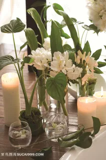 蜡烛酒杯和花朵