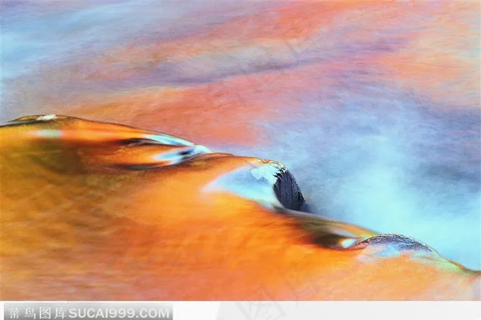 清澈见底的溪水