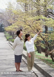 路上的外婆外孙女摄影素材