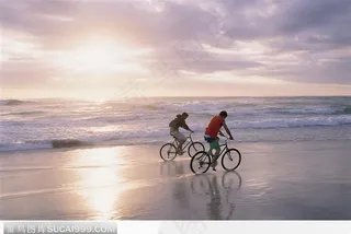 两个人海滩上骑自行车