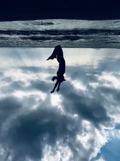 夏日女生海边跳跃剪影