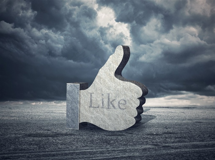 天空下的点赞标志高清图片