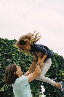 妈妈抱孩子举高高图片