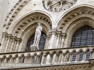 西方著名古迹巴黎圣母院建筑外墙上的欧式雕塑