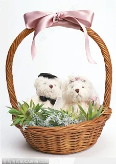 篮子里的一对新婚小熊 高清图片