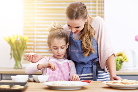 母亲和女儿在厨房准备饼干