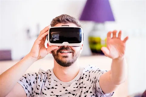 国外戴VR眼镜的男士大图 国外戴VR眼镜的男士大图