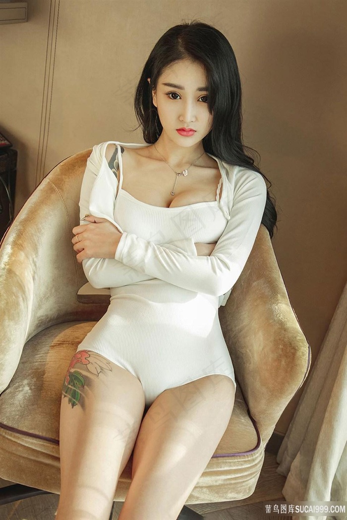 坐在沙发上的高清美女彩虹图片