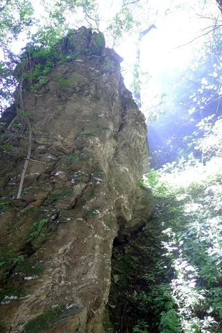 阳光影射下的石壁