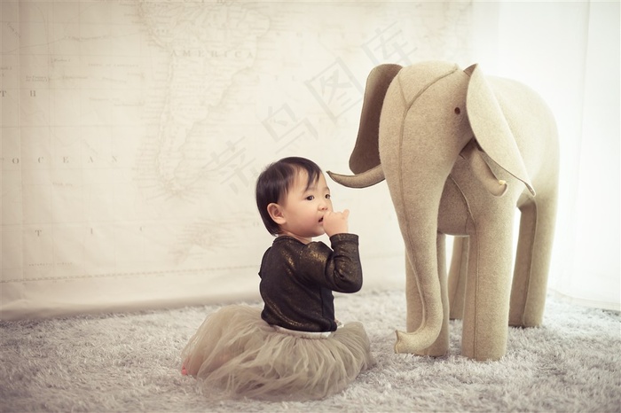 在玩具大象旁的可爱幼儿