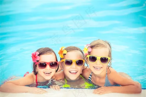 在游泳池的三个女孩