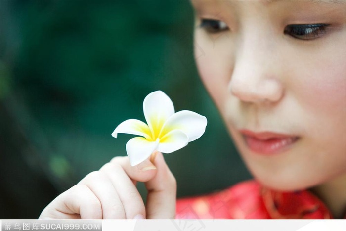 拿花的美女