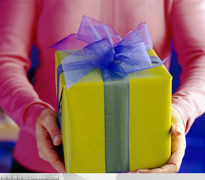 人物手势元素-手拿大礼盒手势特写