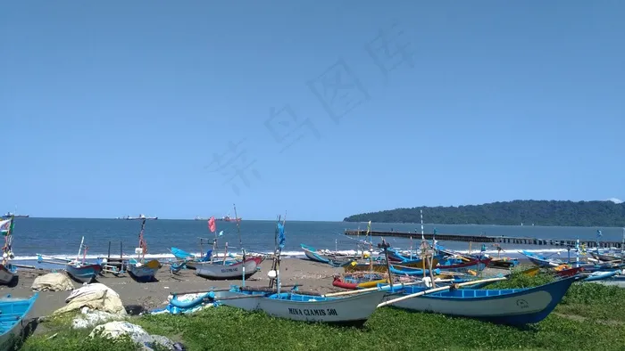 海滩船只停靠图片