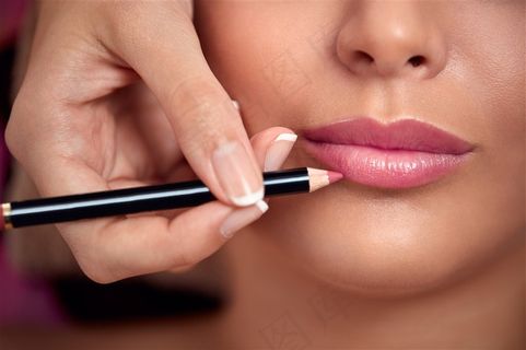 化嘴唇的美女