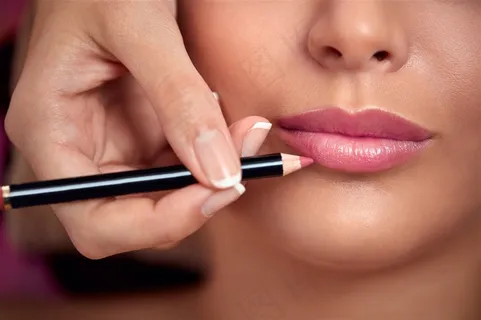 化嘴唇的美女