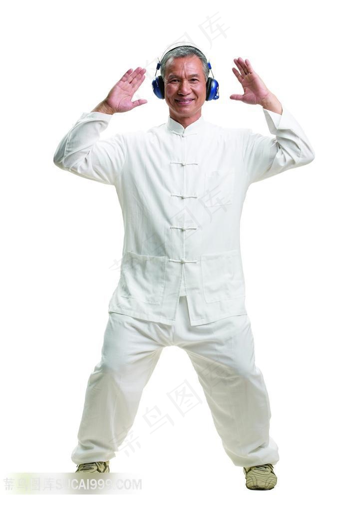戴耳机听音乐打太极的老人
