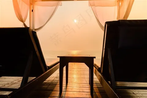 唯美湖边躺椅景色