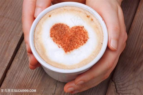 手捧爱心拉花咖啡杯图片