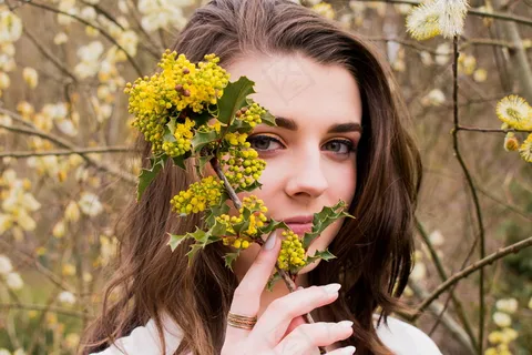 手拿鲜花的美女头像图片 手拿鲜花的美女头像图片
