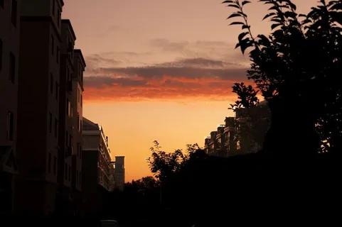 傍晚小区的霞光