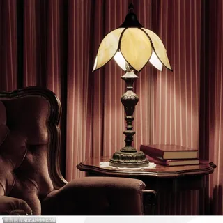 放在床头柜上的欧式花瓣台灯