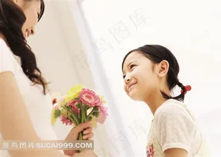 对视微笑的母女