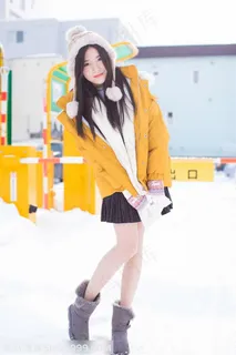 站在雪中的超短裙美女许诺高清图片