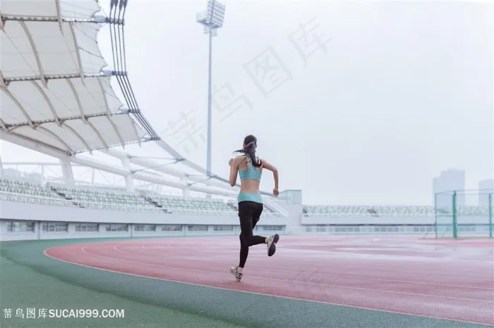 青春活动女性操场跑步