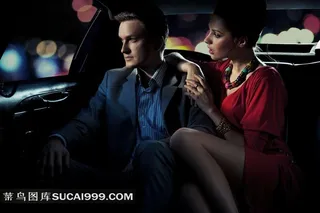 坐在汽车后排的情侣情景写真