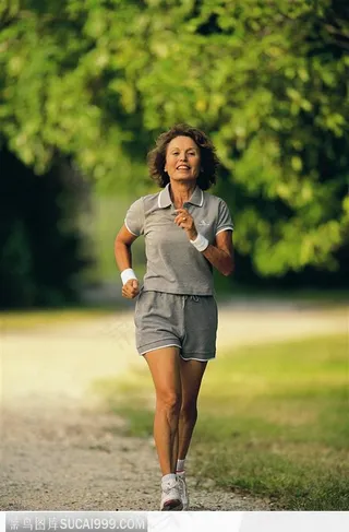 老妇人在跑步