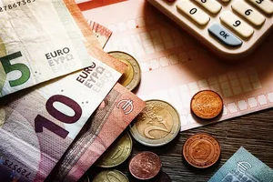 桌面上的钱币和计算器高清图片