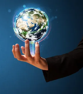 手掌上漂浮的地球高清图片 手掌上漂浮的地球高清图片