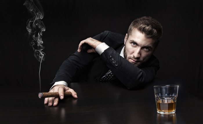 男人与香烟美酒
