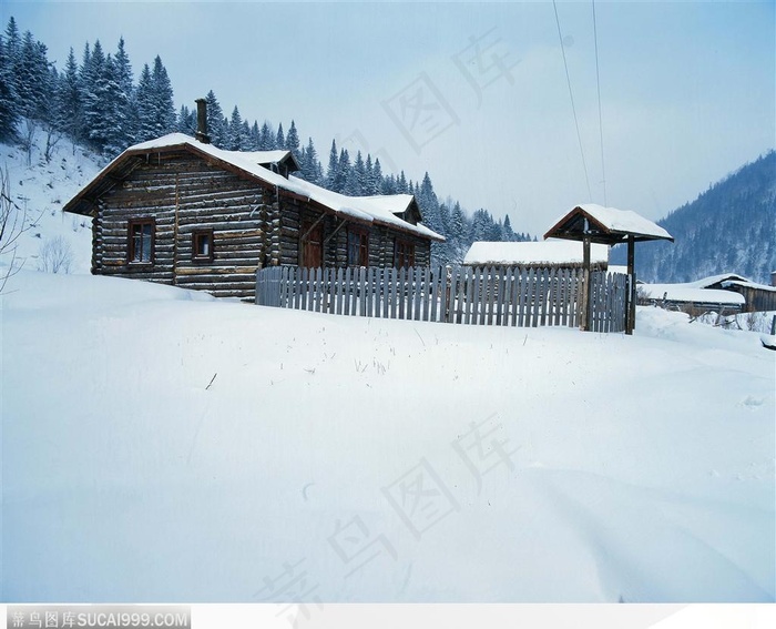 冬日美景-雪地上漂亮的木头房子