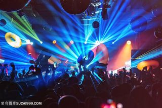 大型文艺表演现场欢呼的观众