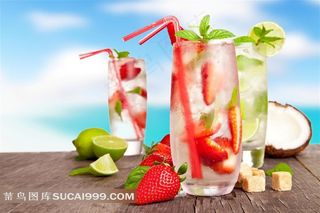 海边木板上的薄荷草莓青柠梳打水高清图片